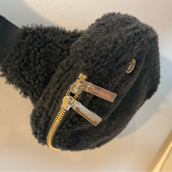 NWOT! lululemon Black Fuzzy Sherpa Crossbody Bag - Picture 3 of 6